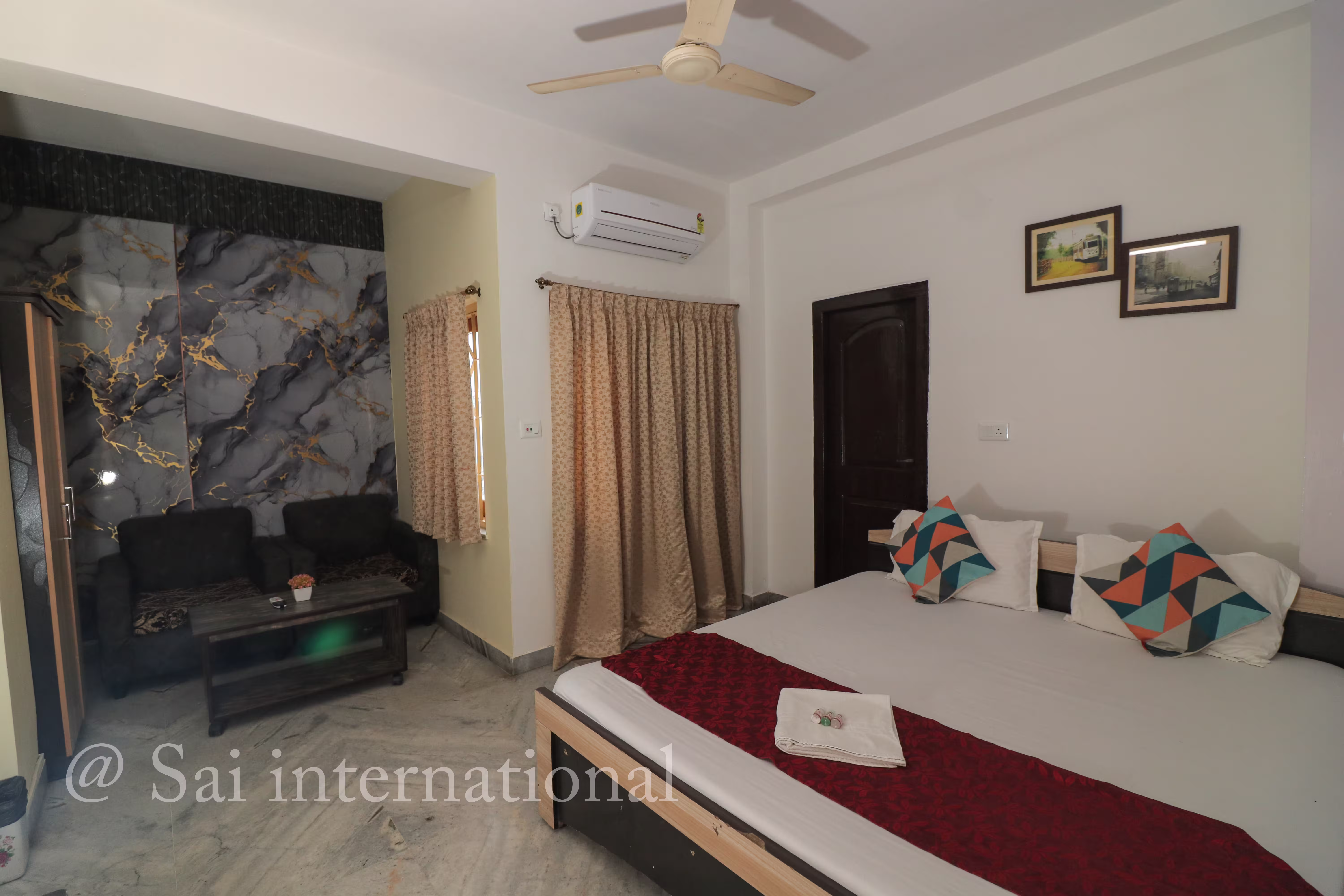 Gold Room with king-size bed and balcony